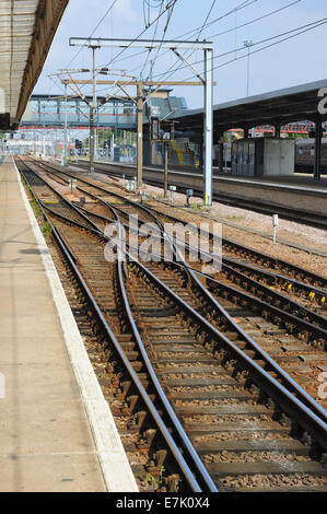 Scissors crossover alongside the platform at Cambridge railway station ...