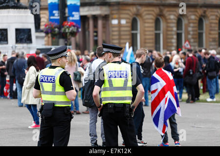 George Square, Glasgow, Scotland, UK, Friday, 19th September, 2014. On the day after Scotland Voted No in the Independence Referendum, Police Officers observe people gathering on George Square in Glasgow city centre. Stock Photo