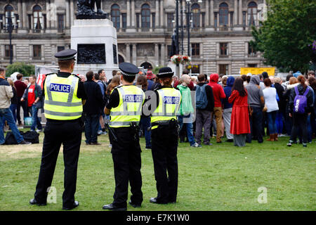 George Square, Glasgow, Scotland, UK, Friday, 19th September, 2014. On the day after Scotland Voted No in the Independence Referendum, Police Officers observe people gathering on George Square in Glasgow city centre. Stock Photo