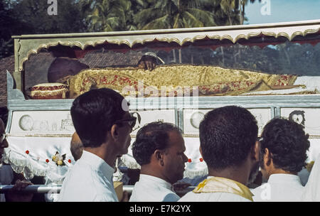 The body of Saint Francis Xavier is viewed through its glass and silver casket in 1974 while being paraded from its final resting place in the Basilica Bom Jesus to the nearby Se Cathedral during the Solemn Exposition of his sacred relics that occurs every 10 years in Goa, India. As the first Jesuit missionary and co-founder of the Society of Jesus, Xavier arrived in Goa in 1542 to restore Christianity to the Portuguese settlers there and elsewhere in Asia. The Pope declared him a saint 70 years after his death in 1552. Historical photo. Stock Photo