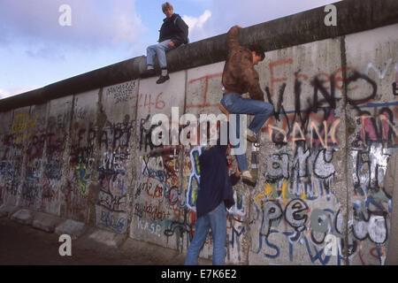 West Berlin, Germany. 17th Sep, 2013. A man chisels a piece of the wall that divided East and West Berlin on November 14, 1989 in Berlin, West Germany. The borders between the two countries were opened on Nov. 9, 1989 allowing the free passage from the East to the West for the first time since World War II.©1989 Scott A. Miller. © Scott A. Miller/ZUMA Wire/ZUMAPRESS.com/Alamy Live News Stock Photo