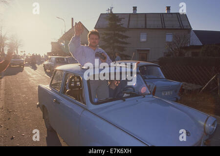 West Berlin, Germany. 18th Sep, 2013. Cars load of people from East Germany are greeted as they cross the Intra-German border near Hof, West Germany on Nov. 10, 1989. The borders between East and West Germany had been opened Nov. 9, 1989 for the first time in nearly 40 years.©1989 Scott A. Miller. © Scott A. Miller/ZUMA Wire/ZUMAPRESS.com/Alamy Live News Stock Photo