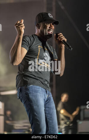 New Orleans, Louisiana, USA. 19th Sep, 2014. Musician DARIUS RUCKER former lead singer and rhythm guitarist of the Grammy Award-winning rock band Hootie & the Blowfish, performs at Champions Square in New Orleans. © Alfonso Bresciani/ZUMA Wire/ZUMAPRESS.com/Alamy Live News Stock Photo