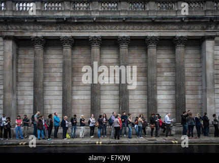 London, UK. 20th September, 2014. visitors queing outside the Bank of England during the first day of Open House London, the annual event organised by Open-City, offering the chance to explore hundreds of inspiring buildings in London for free. Credit:  Piero Cruciatti/Alamy Live News Stock Photo