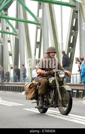 Grave, Netherlands. 20th September, 2014.  350 historic vehicles crossing the bridge over the river Meuse at Grave, Netherlands. Part of the 70th anniversary of operation market garden. Credit:  Frank van Egmond/Alamy Live News Stock Photo