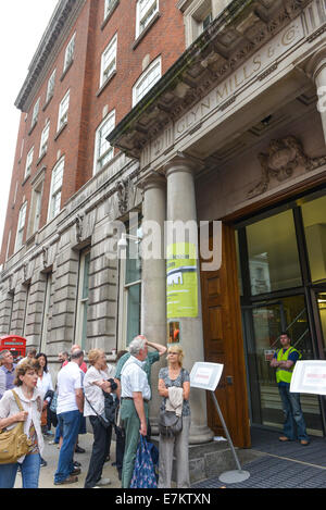 Whitehall, London, UK. 20th September 2014. A large queue forms to go into 22 Whitehall, one of the many buildings open to the public over the weekend. Credit:  Matthew Chattle/Alamy Live News Stock Photo