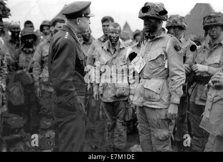 Eisenhower talks with 502 PIR in England Stock Photo