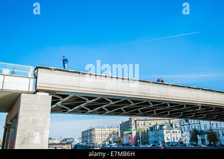 Moscow, Russia. Saturday, Sept. 20th, 2014. Weather: Sunny September days in Moscow. People enjoy the last warmth of the season. Patriarch's bridge over the bypass canal of the Moscow river - the place of dreams and romance. Credit:  Alex's Pictures/Ģ����ý Live News Stock Photo