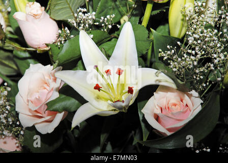 Bouquet of lilies and pink colored roses (detail)