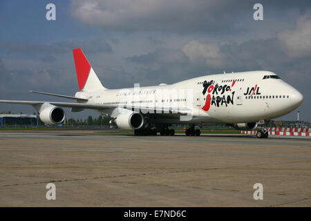 jal-japan-airlines-boeing-747-
