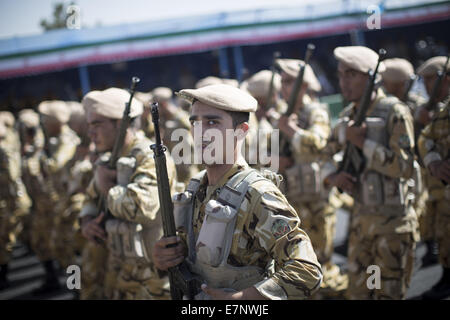 Tehran, Iran. 22nd Sep, 2014. September 22, 2014 - Tehran, Iran - Members of the Iranian Army march during a military parade to commemorate the anniversary of the Iran-Iraq war (1980-88) in Tehran . Morteza Nikoubazl/ZUMAPRESS Credit:  Morteza Nikoubazl/ZUMA Wire/Alamy Live News Stock Photo