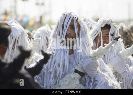 Tehran, Iran. 22nd Sep, 2014. September 22, 2014 - Tehran, Iran - Iranian soldiers dress in camouflage as they parade to commemorate the anniversary of the Iran-Iraq war (1980-88) in Tehran . Morteza Nikoubazl/ZUMAPRESS Credit:  Morteza Nikoubazl/ZUMA Wire/Alamy Live News Stock Photo