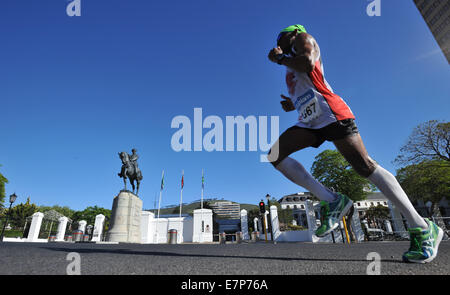 Cape Town, South Africa. 21st Sep, 2014. a marathon runner runs past the Houses of Parliament and the statue of Lovis Botha, first Prime Minister of the Union of South Africa, during the 2014 Sanlam Cape Town Marathon on September 21, 2014 in .  Credit:  Roger Sedres/Gallo Images/Alamy Live News Stock Photo