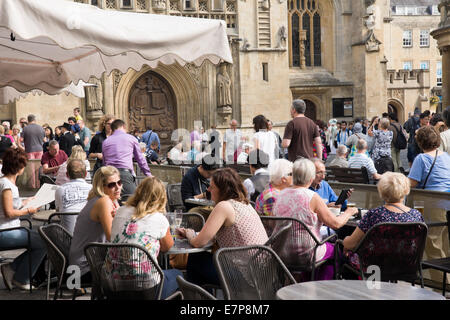 Bath City Center attractions.  Somerset City. Eating outside at Bath Abbey Courtyard Stock Photo
