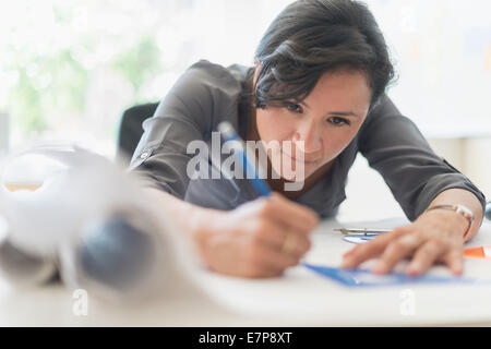 Middle age hispanic woman drawing at art studio Stock Photo - Alamy