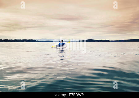 USA, Washington State, Olympia, Man kayaking on lake