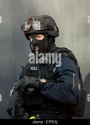 Glasgow, UK. 22nd Sep, 2014. Specialist Firearms officers from the Tactical Firearms Unit attend a siege in Boyd Street in Govanhill, Glasgow, in relation to a former prisoner Jonathan Kelly, 33, from the Drumchapel area of the city who went missing after breaching his bail conditions. September 22, 2014 Credit:  Sam Kovak/Alamy Live News Stock Photo