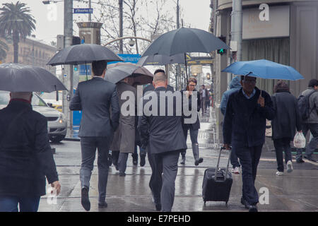 PEDESTRIANS CROSSING STREET IN RAIN Stock Photo - Alamy