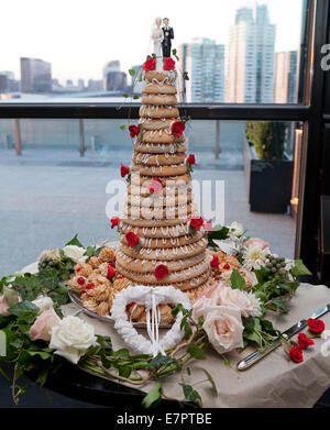 https://l450v.alamy.com/450v/e7ptbe/kransekage-a-traditional-danish-wedding-cake-e7ptbe.jpg