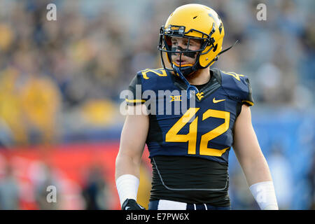 Morgantown, West Virginia, USA. 17th Feb, 2013. West Virginia Mountaineers tight end GARRTT HOPE (42) warms up prior to the Big 12 conference football game being played at Mountaineer Field in Morgantown, WV. The Sooners beat the Mountaineers 45-33. © Ken Inness/ZUMA Wire/Alamy Live News Stock Photo