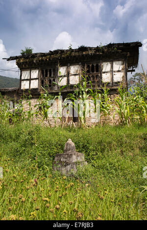 Bh2472Eastern Bhutan, Trashi Yangtse, traditional farmhouse in millet field above Trashiyangtse valley Stock Photo