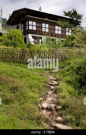 Bh2471Eastern Bhutan, Trashi Yangtse,  to traditional farmhouse above Trashiyangtse valley Stock Photo