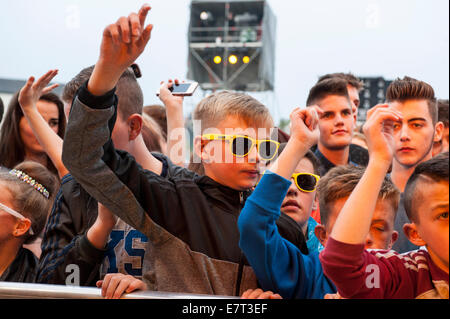 Young teenager fans attending the MTV Crashes festival, Ebrington Square, Derry, Londonderry, Northern Ireland Stock Photo