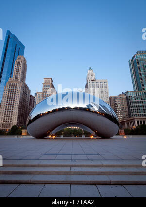 An early morning view of Anish Kapoor's Cloud Gate (The Bean), an iconic public sculpture in Chicago's MIllennium Park. Stock Photo