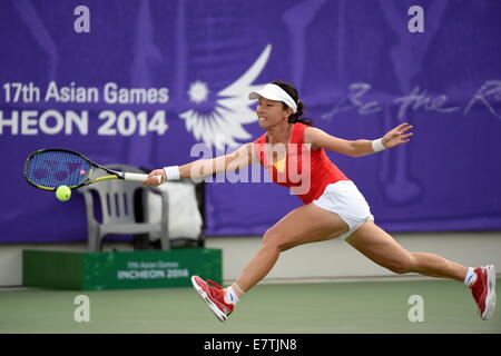 Incheon, South Korea. 24th Sep, 2014. Zheng Jie of China returns the ball during the singles competition of the women's team gold medal match of tennis against Chinese Taipei at the 17th Asian Games in Incheon, South Korea, Sept. 24, 2014. Zheng Jie won with 2-1. Credit:  Gao Jianjun/Xinhua/Alamy Live News Stock Photo