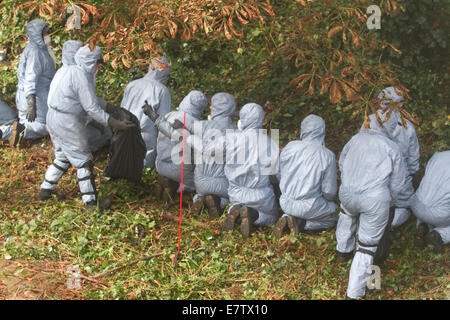 Hanwell London, UK. 24th September 2014. Forensic investigation officers search the area for evidence as police conduct the biggest manhunt since the 7 July bombing for teenage girl Alice Gross who went missing on September 28 in Hanwell West London. A Latvian suspect Arnis Zalkalns is sought in connection with the her dissapearance Credit:  amer ghazzal/Alamy Live News Stock Photo