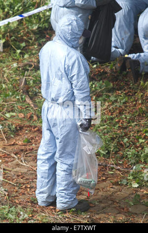 Hanwell London, UK. 24th September 2014. Forensic investigation officers search the area for evidence as police conduct the biggest manhunt since the 7 July bombing for teenage girl Alice Gross who went missing on September 28 in Hanwell West London. A Latvian suspect Arnis Zalkalns is sought in connection with the her dissapearance Credit:  amer ghazzal/Alamy Live News Stock Photo