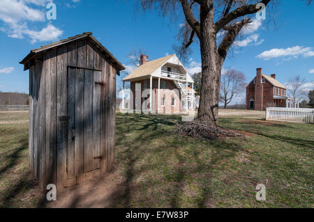 Outhouse, kitchen and Clover Hill Tavern in Appomattox Courthouse National Historical Park in Virginia, USA Stock Photo