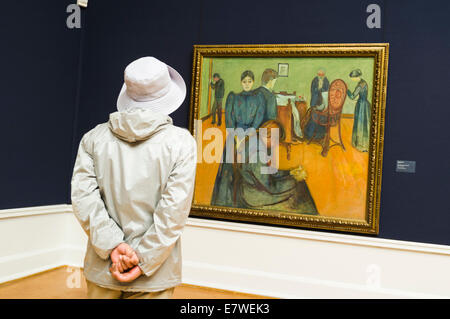 Visitor gazing at Edvard Munch´s 'Death in the Sick-Room' at the National Gallery of Oslo, Norway Stock Photo