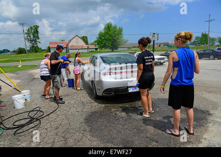 High school students wash cars to for fund raiser Stock Photo