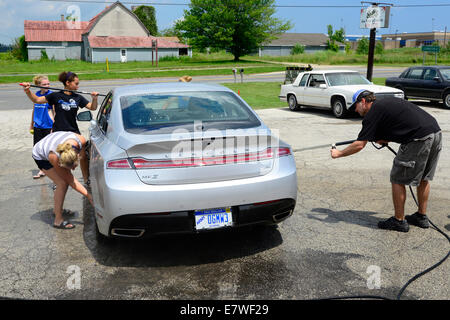 High school students wash cars to for fund raiser Stock Photo