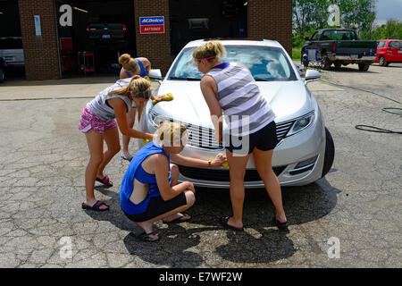 High school students wash cars to for fund raiser Stock Photo