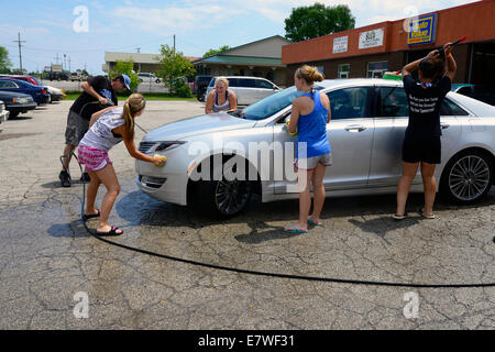 High school students wash cars to for fund raiser Stock Photo