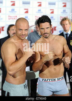 Dusseldorf, Germany. 25th Sept, 2014.  Models Christian Tews (L) and Jan Kralitschka pose during the weigh-in prior to the event 'Promiboxen' (lit. celebrity boxing) of German TV channel ProSieben in Duesseldorf, Germany, 25 September 2014. Celebrities fight each other in the boxing ring on 27 September 2014. Credit:  dpa picture alliance/Alamy Live News Stock Photo