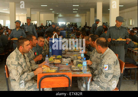 Balkh, Afghanistan. 23rd Sep, 2014. Afghan policemen have lunch at a police training center in Balkh province, north Afghanistan, on Sept. 23, 2014. © Azorda/Xinhua/Alamy Live News Stock Photo