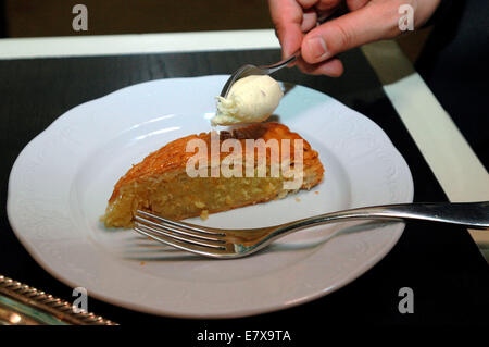 Pithiviers, a dessert at Country restaurant, May 16, 2006. (© Frances Roberts) Stock Photo