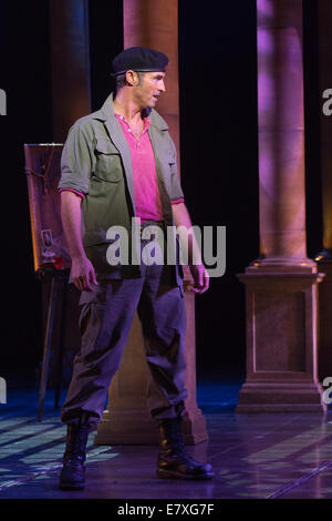 Photocall for the Evita Musical at the Dominion Theatre, London. Marti Pellow as Che and Madalena Alberto as Eva Stock Photo