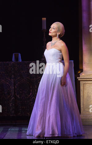 Photocall for the Evita Musical at the Dominion Theatre, London. Marti Pellow as Che and Madalena Alberto as Eva Stock Photo