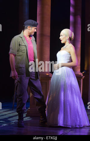 Photocall for the Evita Musical at the Dominion Theatre, London. Marti Pellow as Che and Madalena Alberto as Eva Stock Photo