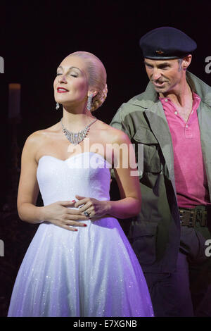 Photocall for the Evita Musical at the Dominion Theatre, London. Marti Pellow as Che and Madalena Alberto as Eva Stock Photo