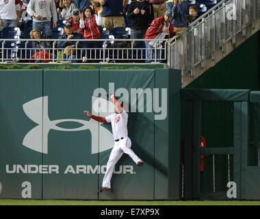 Washington, DC, USA. 25th Sep, 2014.  Washington Nationals left fielder Scott Hairston (7) makes a catch against the wall on a drive by New York Mets right fielder Eric Campbell (29) in the fourth inning of the second game of a doubleheader at Nationals Park in Washington. The Nationals beat the Mets, 3-0. Credit:  ZUMA Press, Inc./Alamy Live News Stock Photo