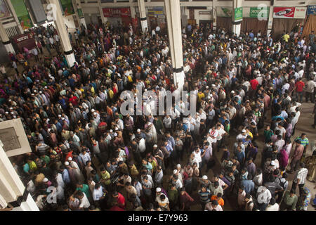 Dhaka, Bangladesh. 26th Sep, 2014. Bangladeshi Muslims stand in queues to buy tickets to return home before the Eid al-Adha holiday, at the Kamlapur central railway station in Dhaka, Bangladesh. Eid al-Adha, or the Feast of the Sacrifice, is celebrated to commemorate the prophet Ibrahim's faith in being willing to sacrifice his son. Credit:  Zakir Hossain Chowdhury/ZUMA Wire/Alamy Live News Stock Photo