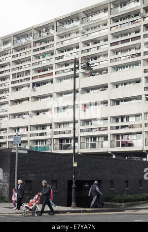 Tenement apartment block in Leith, Edinburgh Stock Photo