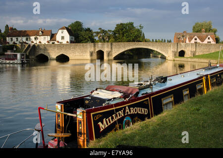Narrow boat on River Thames at Abingdon Stock Photo