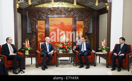 Beijing, China. 26th Sep, 2014. Chinese Premier Li Keqiang (2nd R) meets with Stefan Ingves (2nd L), chairman of Basel Committee on Banking Supervision, and other guests of the 18th International Conference for Banking Supervisors (ICBS), in Beijing, capital of China, Sept. 26, 2014. © Huang Jingwen/Xinhua/Alamy Live News Stock Photo