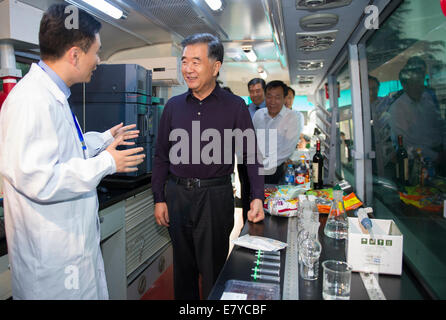 Beijing, China. 26th Sep, 2014. Chinese Vice Premier Wang Yang (2nd L) visits a food safety lab in Beijing, capital of China, Sept. 26, 2014. Wang made an inspection tour of food and drug administration in Beijing on Friday. © Xie Huanchi/Xinhua/Alamy Live News Stock Photo